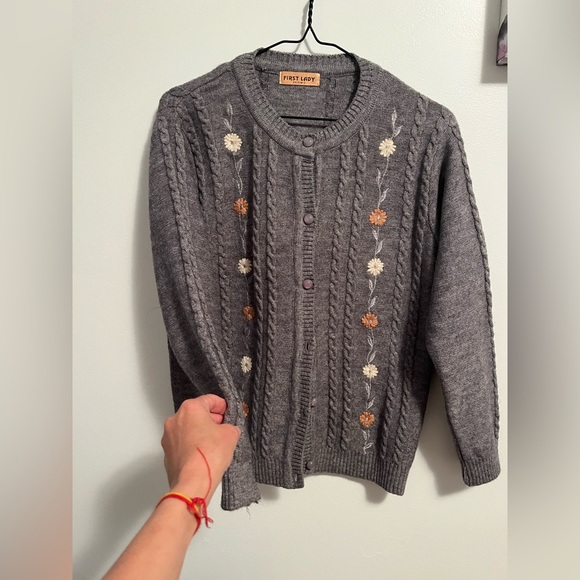 First Lady Cable Knit embroidered Cardigan- Medium PTP 19.5 inch - Picture 3 of 14